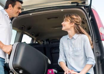 Transporte de bagagem no banco traseiro pode gerar multa grave e apreensão do carro