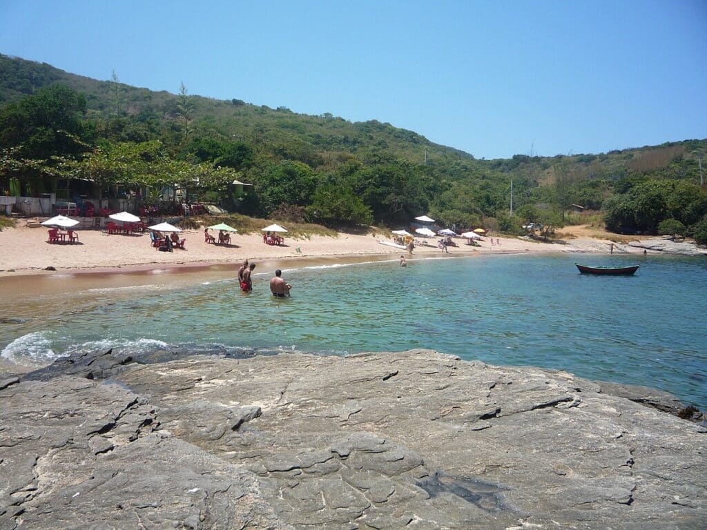 Forno Beach in Búzios, Brazil - Fonte: Wikimedia Commons