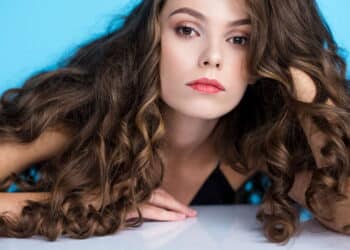 O melhor truque para evitar o efeito armado nos cabelos ondulados