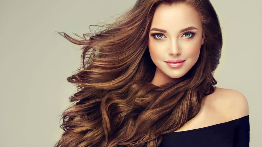 Máscara capilar acessível que deixa o cabelo com efeito de salão
