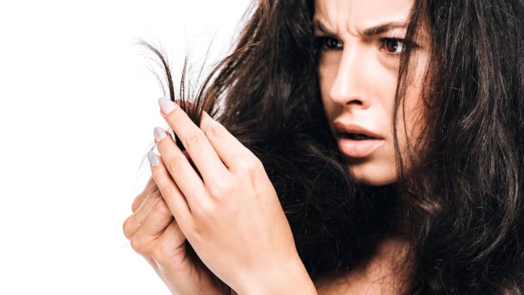 4 produtos que acabam com o frizz e alinham fio a fio por menos de R$ 70