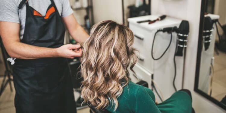 O melhor shampoo sem sulfato para manter a cor de cabelos tingidos