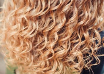 Como deixar seus cachos lindos sem gastar uma fortuna