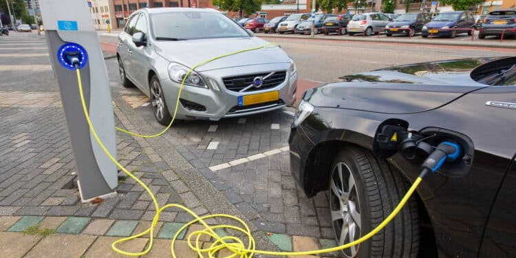 Carros híbridos e elétricos enfrentam desafios no Brasil
