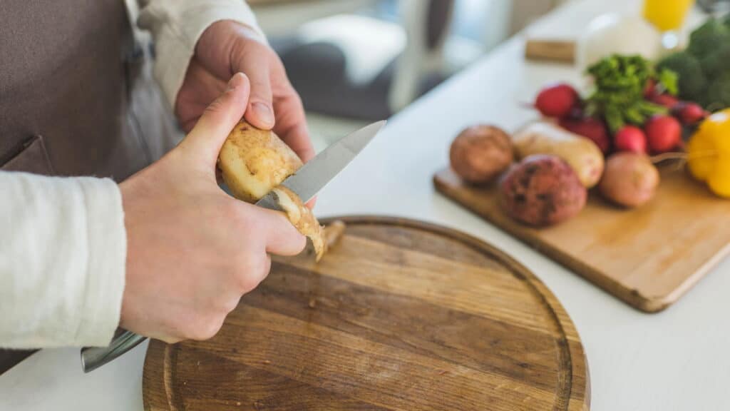 O truque com casca de batata que deixa panela queimada como nova