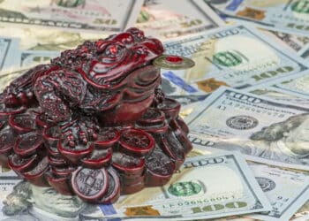 O melhor lugar para colocar o sapo de três pernas para atrair dinheiro de acordo com o Feng Shui