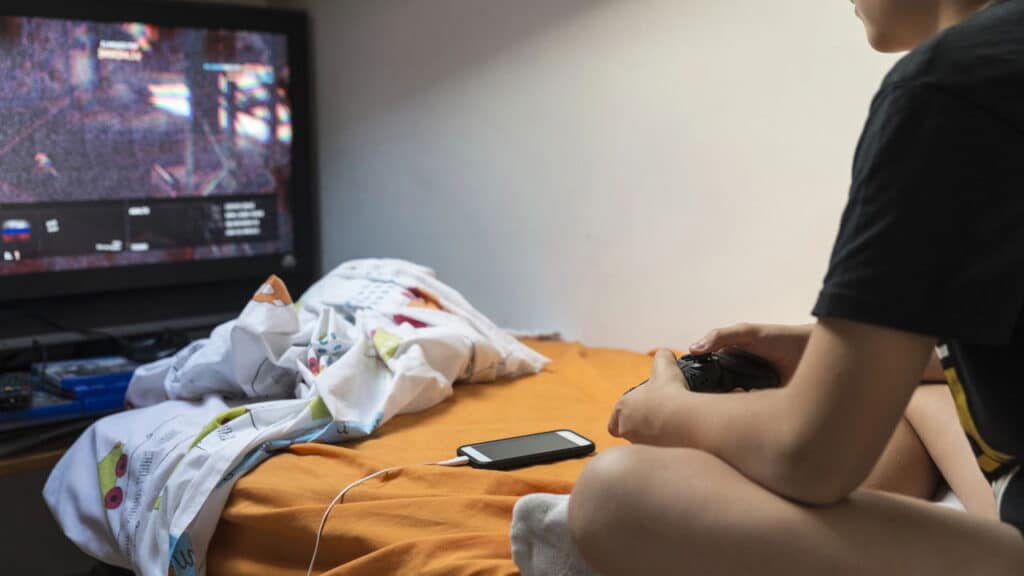 Carregar o celular ao lado da cama pode ser o erro mais perigoso da noite