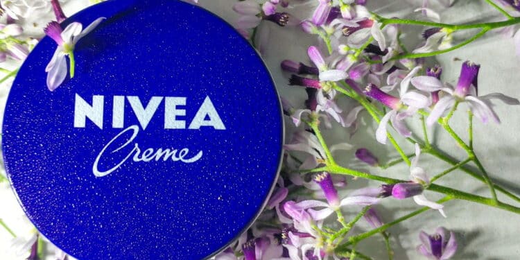 O creme azul da Nivea segue imbatível em 2025 com fórmula poderosa e acessível. Veja por que dermatologistas ainda o recomendam.