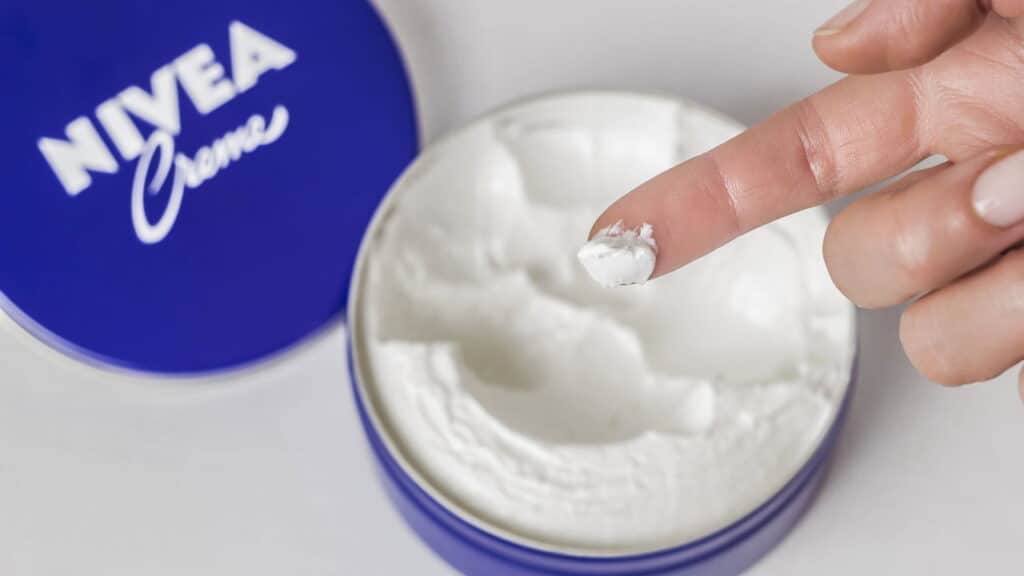 Dermatologistas estudaram a composição do famoso creme azul e sua opinião é clara