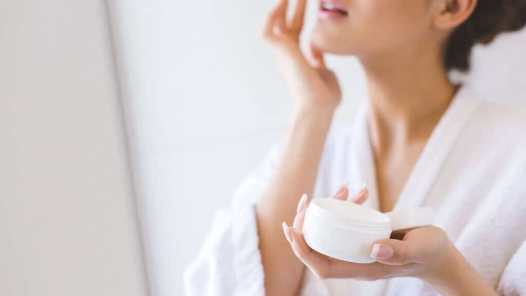 Adeus à pele enrugada: 5 cremes de farmácia que rejuvenescem e hidratam a pele