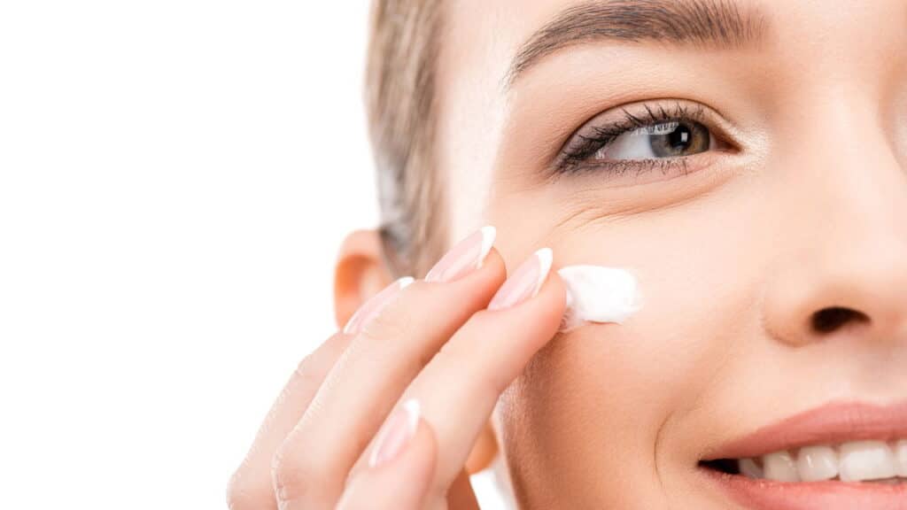 Os 10 melhores produtos de limpeza facial que restauram a barreira protetora da pele