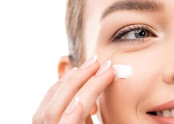 Os 10 melhores produtos de limpeza facial que restauram a barreira protetora da pele