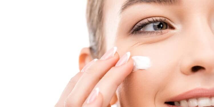 Creme facial nacional barato que entrega efeito de tratamento importado