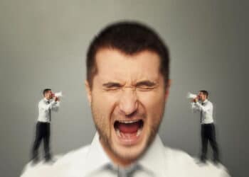 Por que uma crítica dói mais que dez elogios segundo a ciência