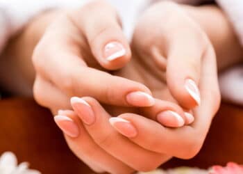 Diga adeus as unhas fracas e quebradiças com essa vitamina mágica