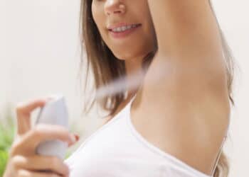 O melhor desodorante feminino para pele desidratada