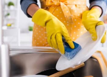 Produto de limpeza famoso em todo o Brasil é retirado do mercado por risco à saúde