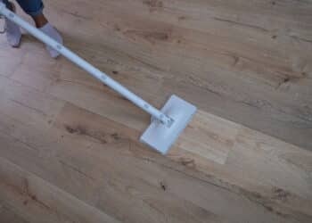 Os melhores esfregões elétricos para limpar com menos esforço