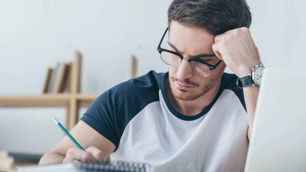Estudantes brasileiros já podem consultar as datas de pagamento do incentivo Pé-de-Meia em outubro