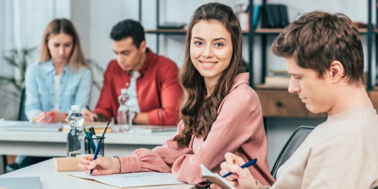 Estudantes brasileiros com 80% de frequência recebem pagamento em dinheiro