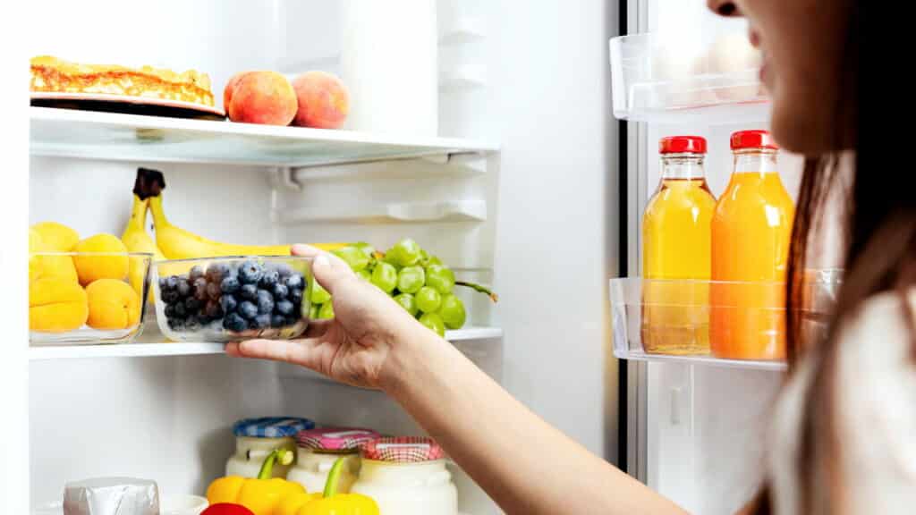 Um truque com papel higiênico que vai resolver o cheiro ruim da sua geladeira