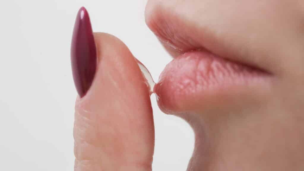 Soluções baratas para quem sofre com lábios sempre ressecados