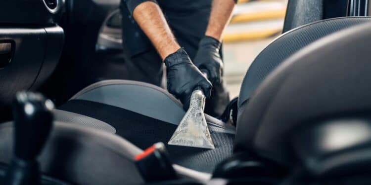Truque simples de um especialista para limpar bancos de carro, remove manchas e odores em minutos