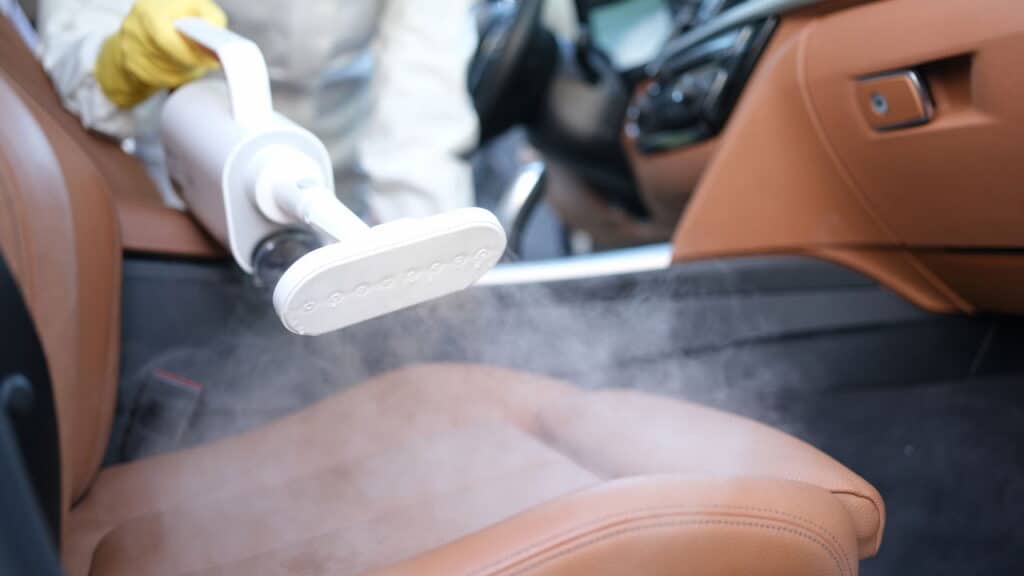 Truque simples de um especialista para limpar bancos de carro, remove manchas e odores em minutos