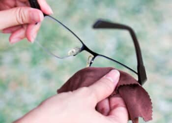 Como você pode remover arranhões dos seus óculos com um ingrediente de cozinha