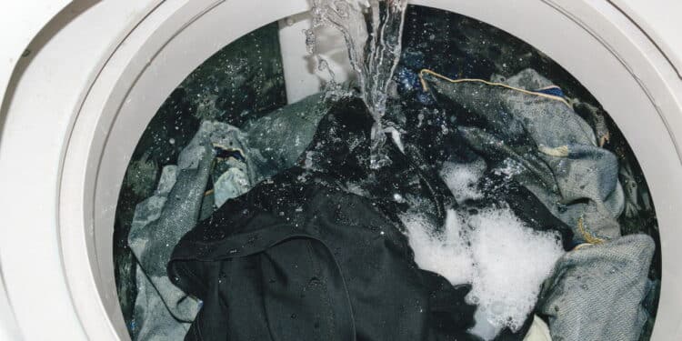 Top 4 detergentes para máquina de lavar que garantem limpeza sem pesar no bolso em 2026
