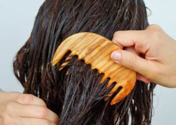 Máscara capilar acessível que deixa o cabelo com efeito de salão