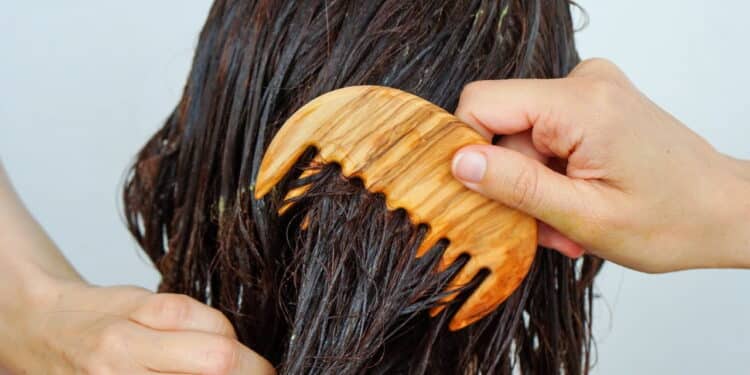 Máscara capilar acessível que deixa o cabelo com efeito de salão