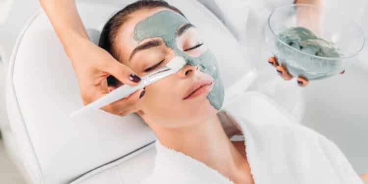 Controle a oleosidade da pele com máscara facial baratinha de ácido salicílico