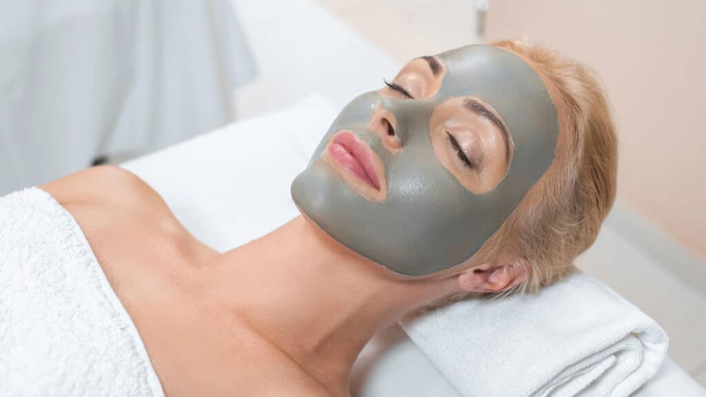 Controle a oleosidade da pele com máscara facial baratinha de ácido salicílico