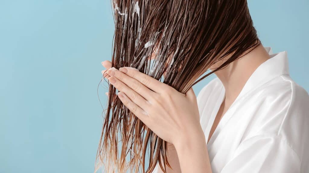 Os 6 melhores cremes de pentear que renovam os fios das mulheres 40+ e deixam com brilho de salão