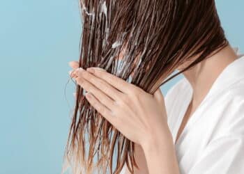 As 5 máscaras capilares que deixam o cabelo sedoso como salão em casa