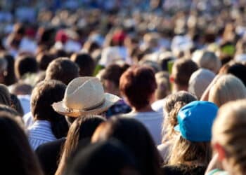 O fenômeno psicológico mais poderoso que molda comportamentos em massa