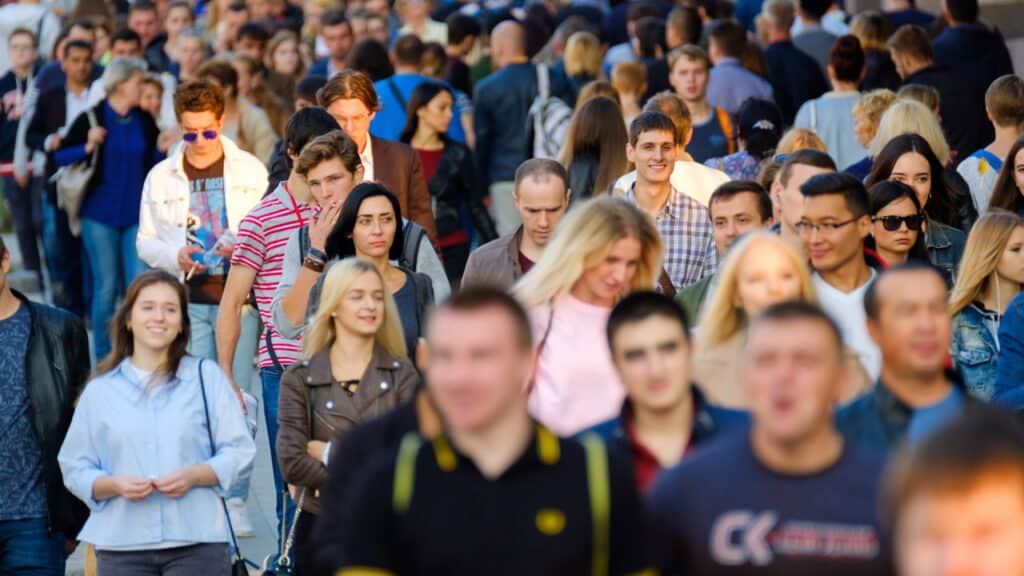 O fenômeno psicológico mais poderoso que molda comportamentos em massa