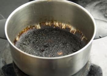 O truque com casca de batata que deixa panela queimada como nova