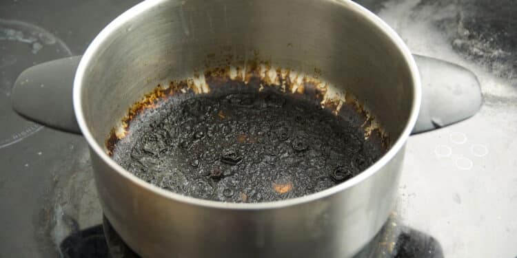 O truque com casca de batata que deixa panela queimada como nova