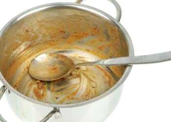 A melhor técnica caseira para desengordurar qualquer panela em menos de 1 minuto