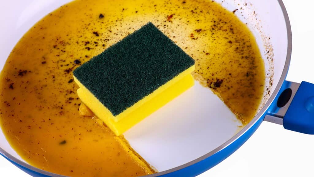 A melhor técnica caseira para desengordurar qualquer panela em menos de 1 minuto