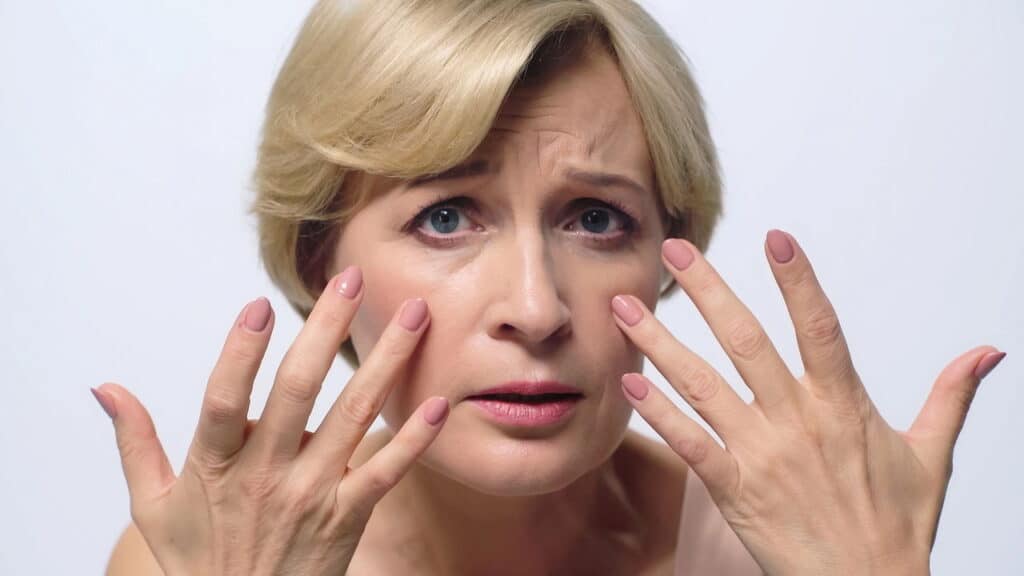 Diga tchau para as rugas em baixo dos olhos com esse óleo perfeito para o dia a dia