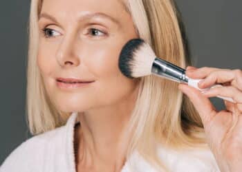 Top 5 produtos de farmácia eliminam manchas, olheiras e rugas por menos de R$ 40