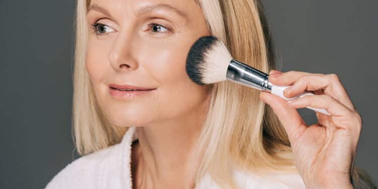 Esses 7 produtos de beleza fazem você parecer mais velha, não mais jovem