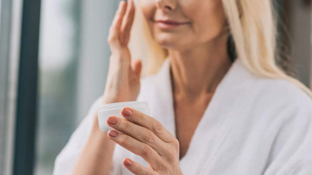 Esses 7 produtos de beleza fazem você parecer mais velha, não mais jovem