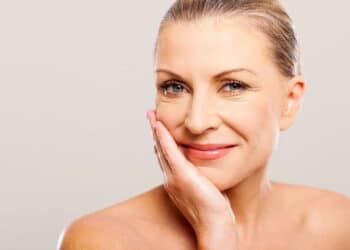 Dicas e truques secretos para manter a pele hidratada aos 40, 50 e 60 anos