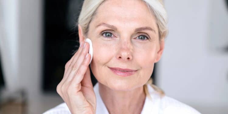 Os 4 cremes faciais baratinhos mais indicados para mulheres com mais de 60 anos