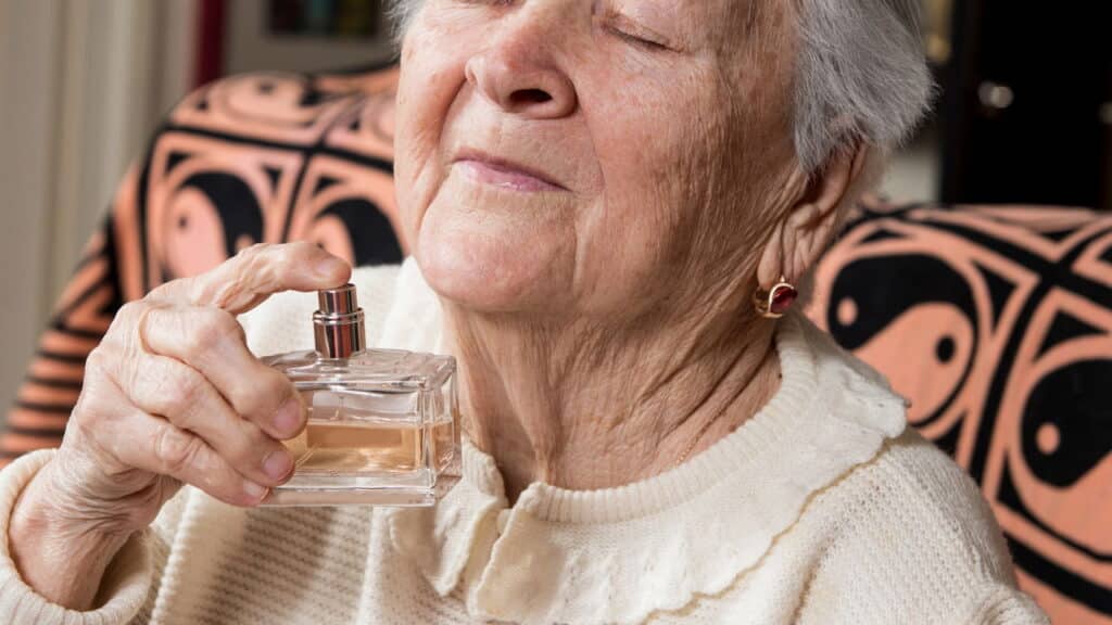 Perfumes femininos abaixo de R$ 100 que fazem sucesso entre mulheres +60