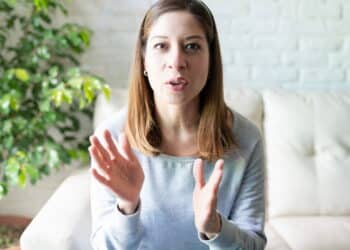 O que leva alguém a conversar sozinho enquanto cozinha, dirige ou anda na rua